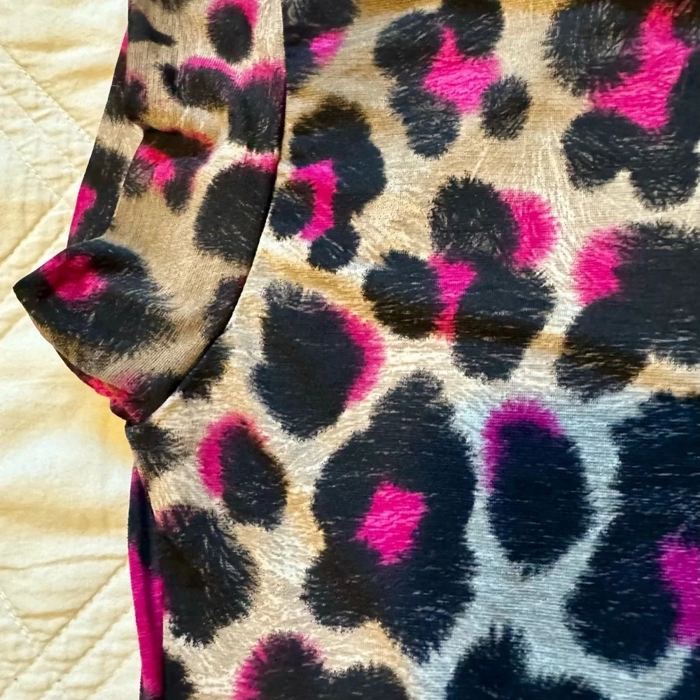 💗Gorgeous Dear Scarlett Mocha Magenta Leopard print dolman style blouse🤎 - Picture 3 of 10